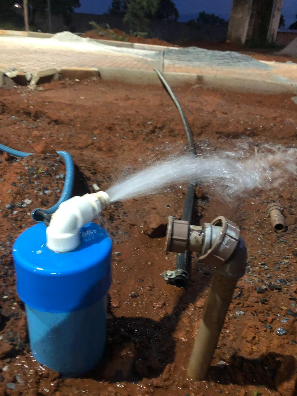 Poço artesiano funcionando — jato de água