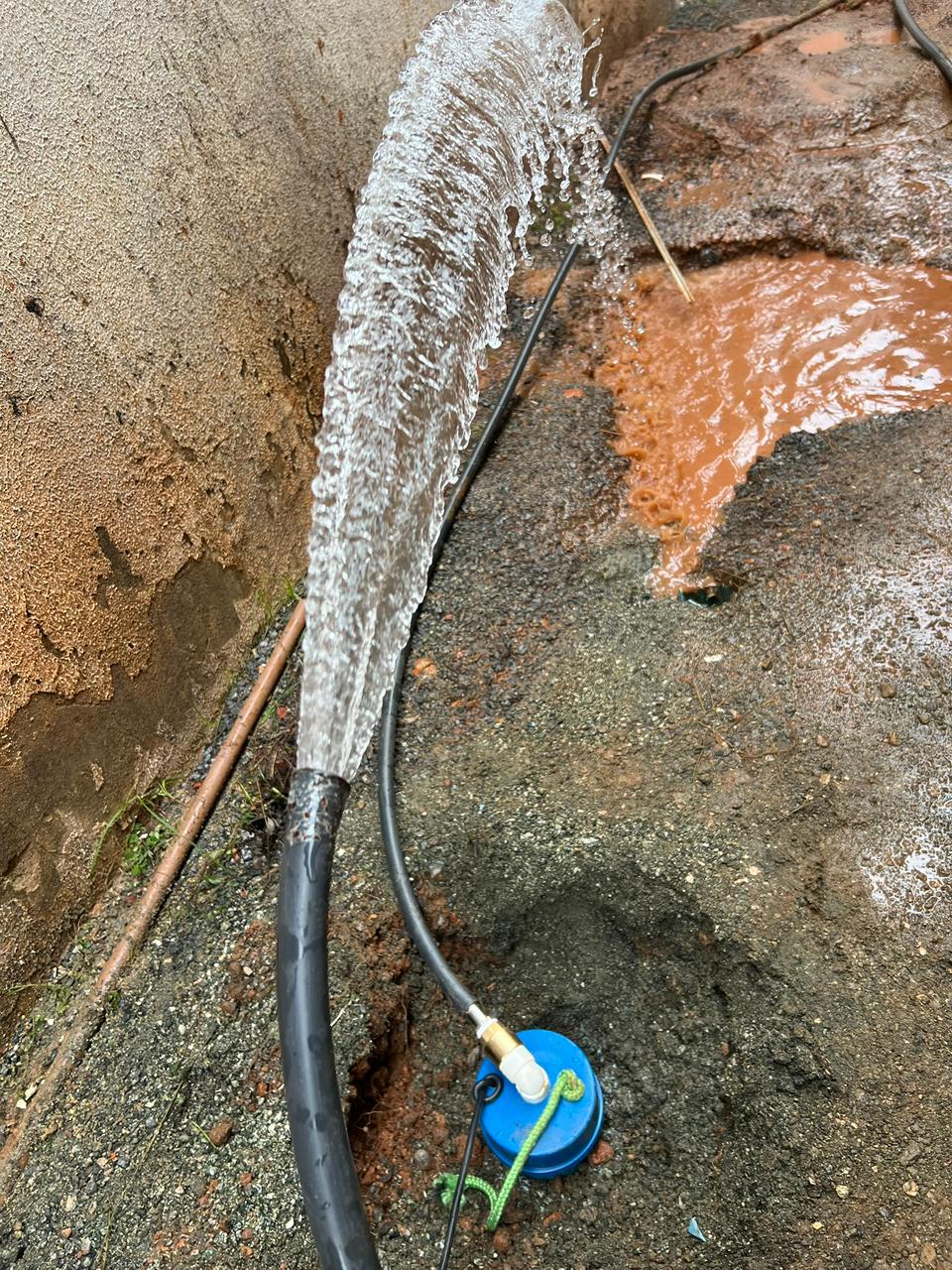 Jato de água forte na perfuração