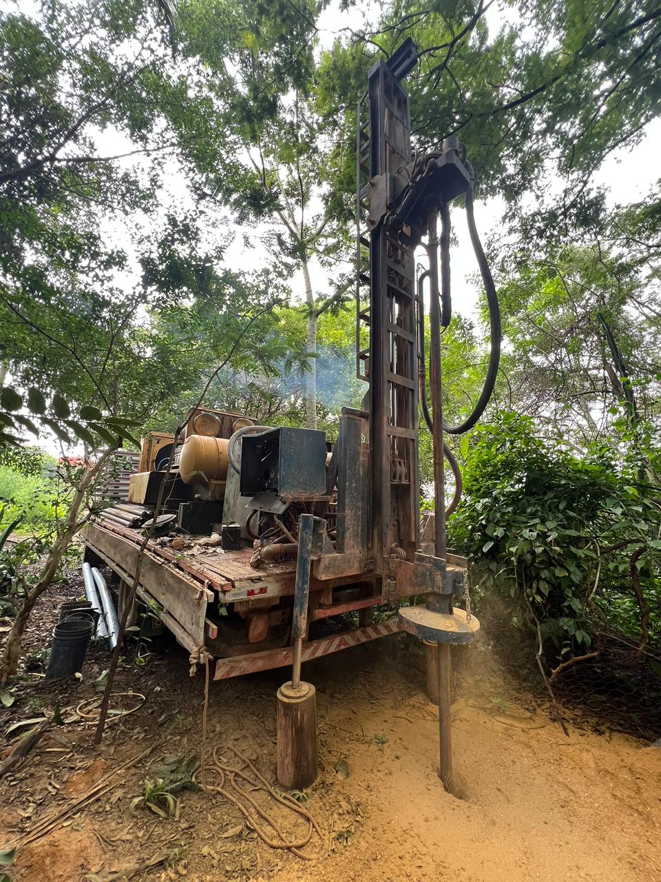 Sonda de perfuração em campo
