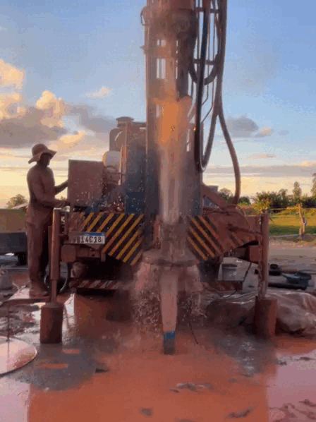 Perfuração de poço artesiano em campo
